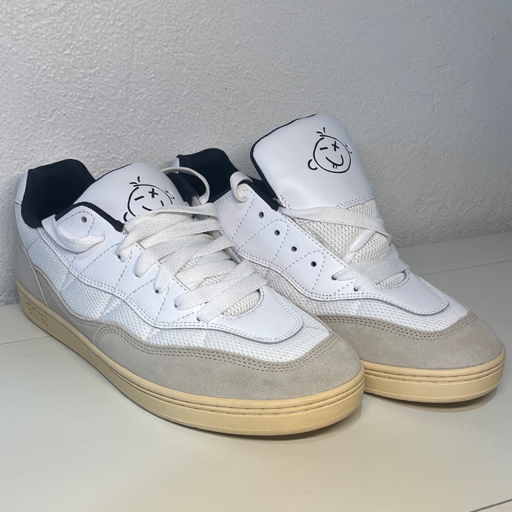 (29) Etnies Snake White and Gray Men's Skate Shoes
Brand New